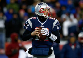 Brady lanza cuatro pases de anotación y Patriots se vengan de Bills
