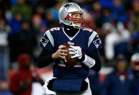 Brady lanza cuatro pases de anotación y Patriots se vengan de Bills