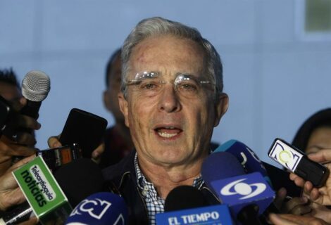 Uribe pide "plazo prudente" para examinar nuevo acuerdo de paz con las FARC