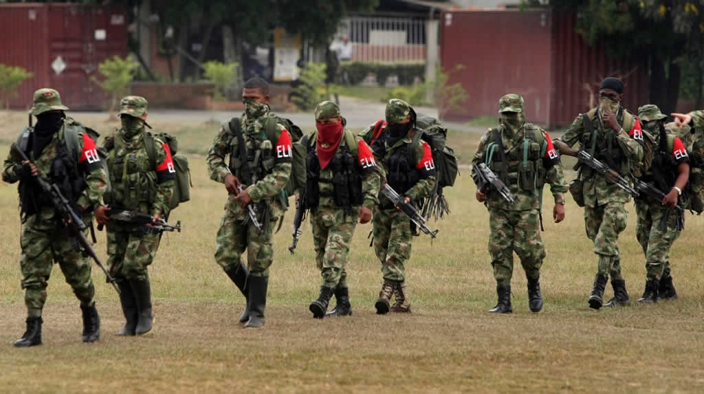 Ejército y guerrilleros del ELN se enfrentan en noreste de Colombia