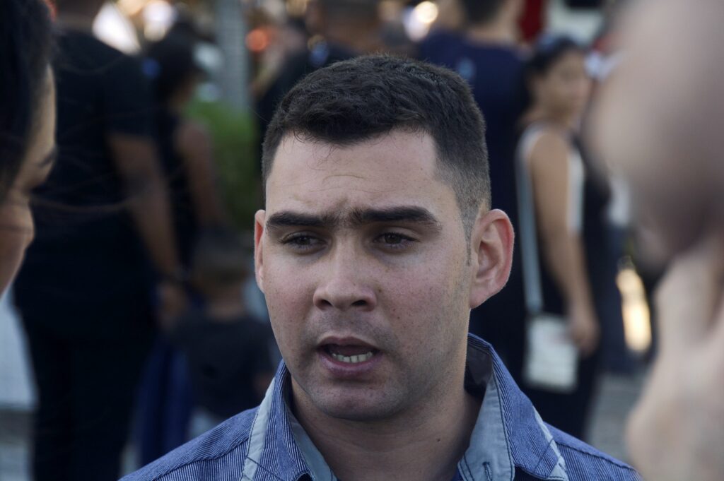 El «balserito» Elián González realizó guardia de honor en homenaje a Castro