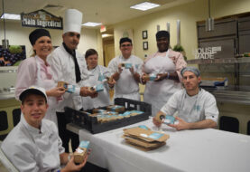 Jóvenes autistas se ganan la vida en una cocina de Miami