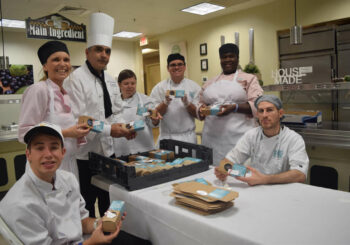 Jóvenes autistas se ganan la vida en una cocina de Miami