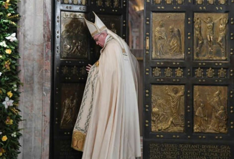 El papa cierra la Puerta Santa de la Basílica de San Pedro del Vaticano