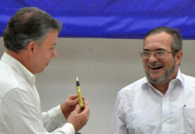 Santos y "Timochenko" firman el nuevo acuerdo de paz de Colombia