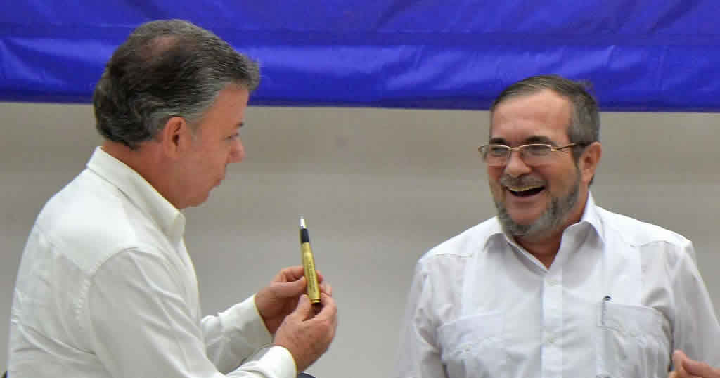 Santos y «Timochenko» firman el nuevo acuerdo de paz de Colombia