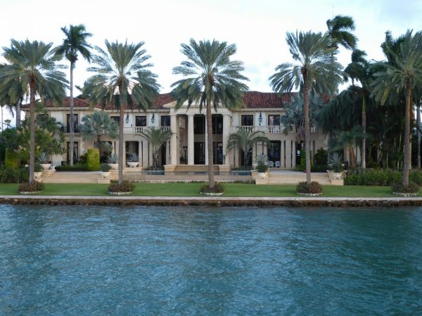 A la venta por 65 millones de dólares una mansión en una isla de Miami Beach