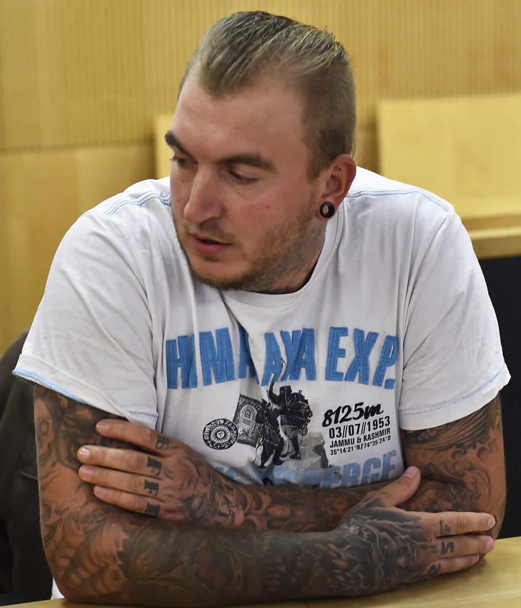 Condenan a ocho meses de cárcel a un político alemán por un tatuaje nazi