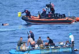 EE.UU. repatría a 62 inmigrantes cubanos interceptados en el mar