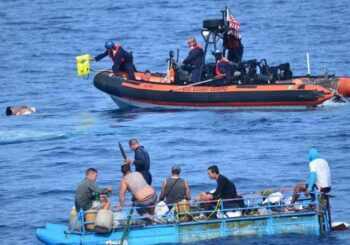 EE.UU. repatría a 62 inmigrantes cubanos interceptados en el mar