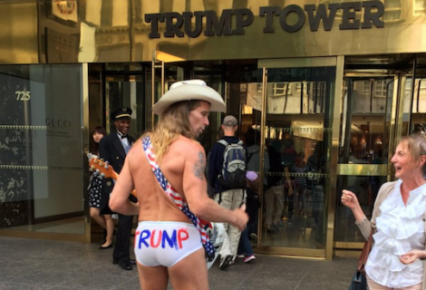 El "Vaquero Desnudo" aprovecha las cámaras en la Torre Trump