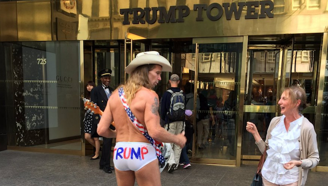 El «Vaquero Desnudo» aprovecha las cámaras en la Torre Trump