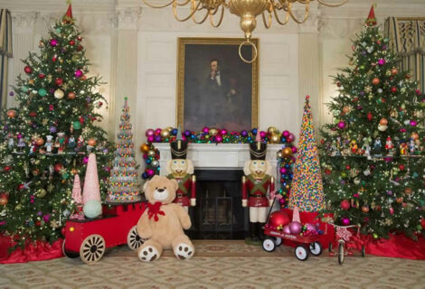 Regalos y casas de jengibre de juguete adornan la Casa Blanca por Navidad