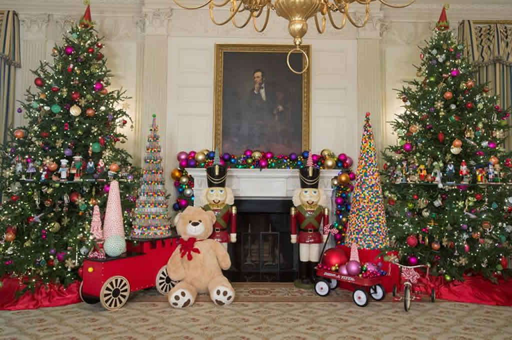 Regalos y casas de jengibre de juguete adornan la Casa Blanca por Navidad