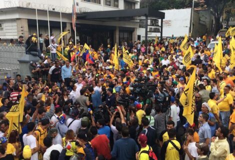 Marchan en Caracas para exigir al Gobierno un canal humanitario de medicinas