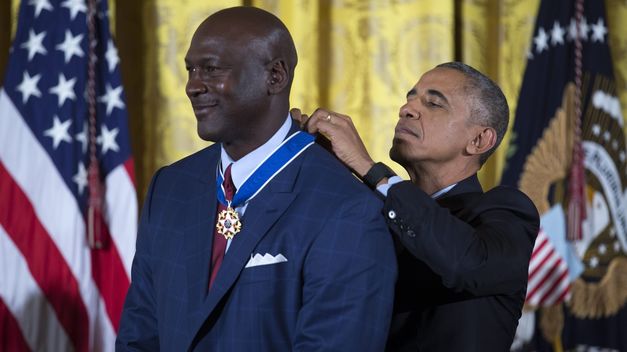Obama dedica a Springsteen, De Niro y Michael Jordan su último gran homenaje