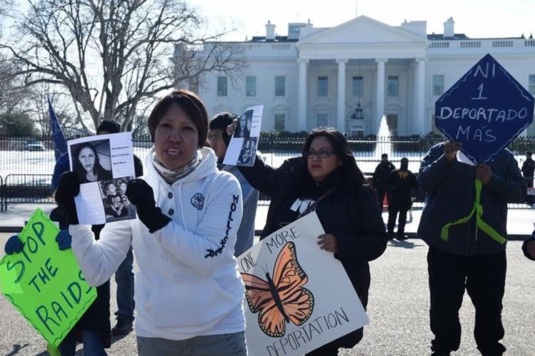 Activistas protestan ante la Casa Blanca contra la detención de inmigrantes