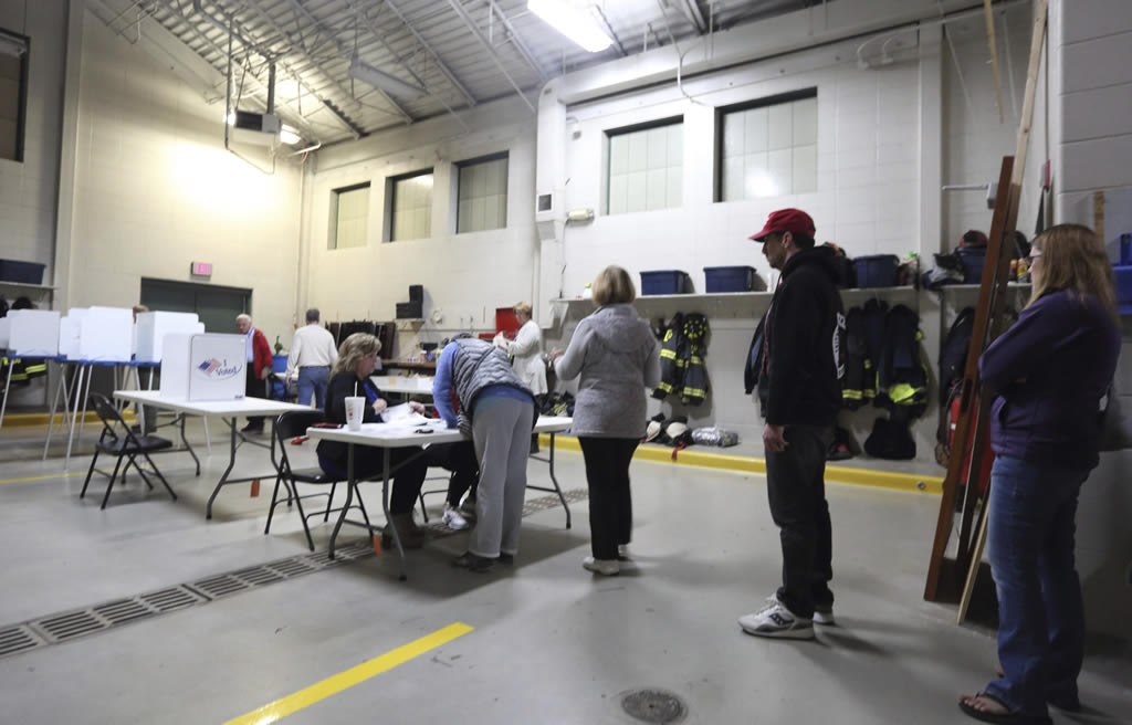 Cierran los primeros centros de votación en las elecciones de Estados Unidos
