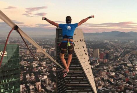 Alemán camina sobre cinta entre dos torres de Ciudad de México y rompe marcas