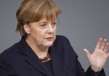 Merkel recibirá regalo de refugiados tras un primer accidentado intento