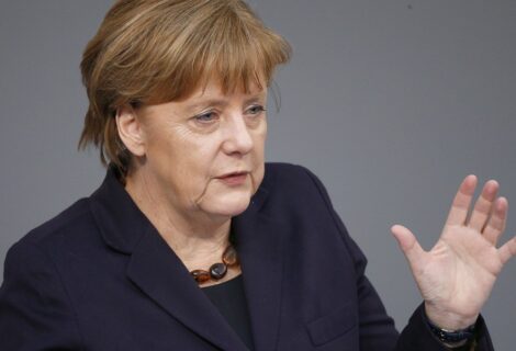 Merkel recibirá regalo de refugiados tras un primer accidentado intento