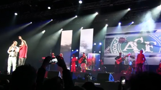 Cantante colombiano Carlos Vives rinde homenaje al Chapecoense en concierto