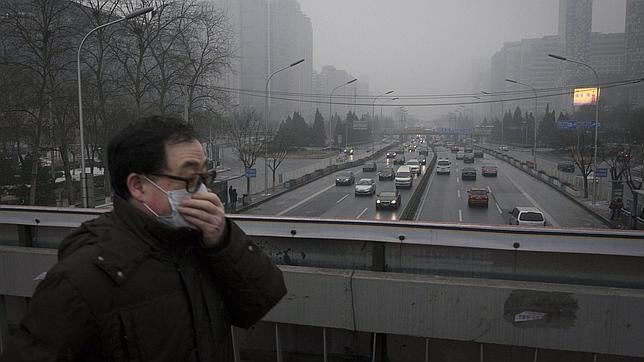 La contaminación obliga a cerrar aeropuerto y autopistas en China