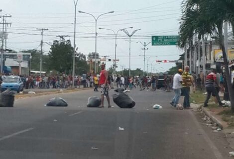 Otorgarán créditos a comercios afectados por disturbios en estado venezolano