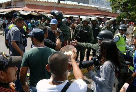 Venezolanos rompen cordón de seguridad y cruzan frontera hacia Colombia