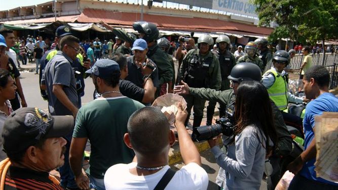 Venezolanos rompen cordón de seguridad y cruzan frontera hacia Colombia