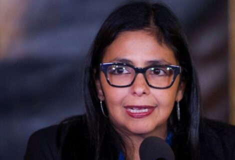 Delcy Rodríguez denuncia confabulación al prohibirse su entrada a cita del Mercosur