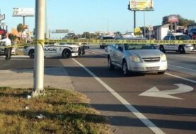 Hombre desnudo que saltaba sobre autos en Tampa muere tras su arresto