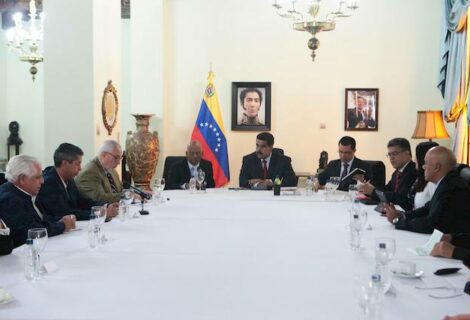Gobierno Maduro y oposición se reúnen por separado con mediadores de diálogo