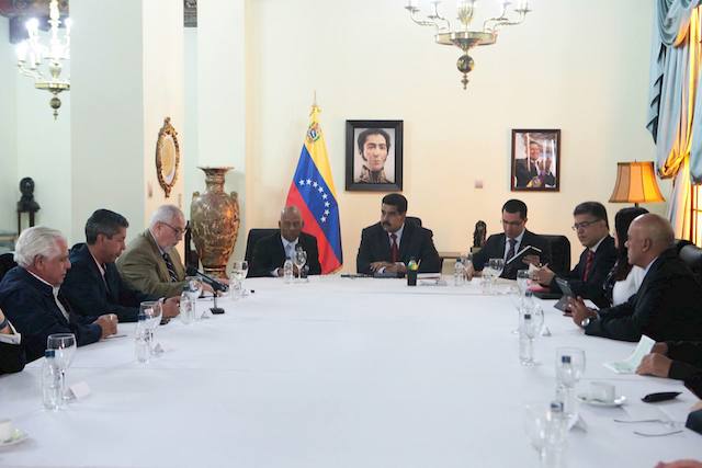 Gobierno Maduro y oposición se reúnen por separado con mediadores de diálogo