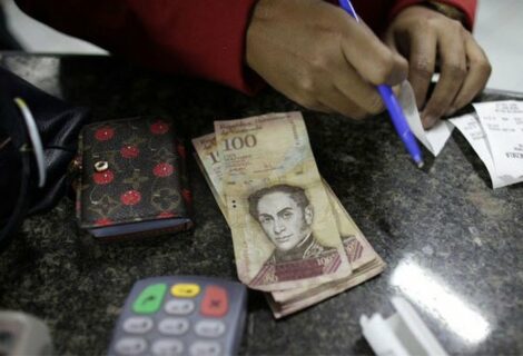 Comerciantes venezolanos piden vigencia de billete de 100 hasta nuevo cono
