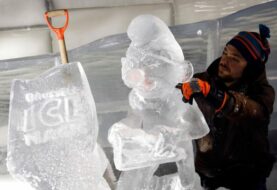 Veinte artistas convierten 200 toneladas de hielo en enormes esculturas