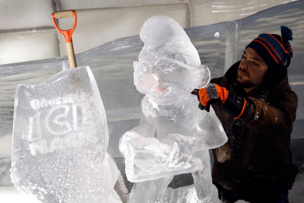 Veinte artistas convierten 200 toneladas de hielo en enormes esculturas