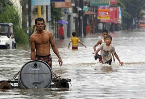 Miles de evacuados en Filipinas ante la llegada del tifón Nock-Ten