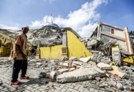 Al menos 94 muertos tras un terremoto de magnitud 6,5 en Indonesia