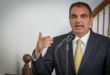 Ministro colombiano sorprende con comentario a actriz porno en su red social