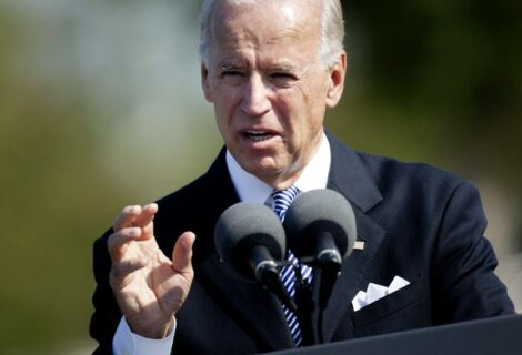 Biden llega a Colombia y elogia a Santos por el acuerdo de paz