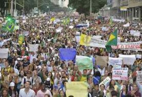 Miles de ciudadanos muestran su descontento con la corrupción en Brasil