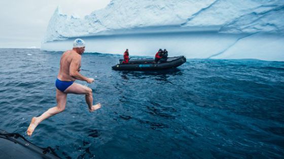 Activista nada entre témpanos de la Antártida para pedir protección oceánica