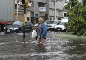 Cientos de evacuados por inundaciones en Argentina tras temporal de lluvia