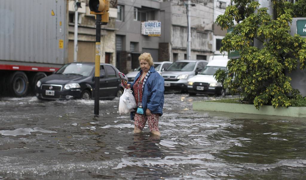 Cientos de evacuados por inundaciones en Argentina tras temporal de lluvia