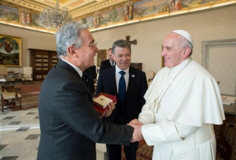 Santos insta a Uribe ante el papa a colaborar para implementar los Acuerdos