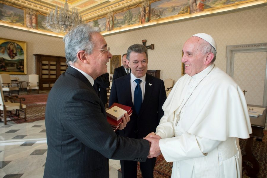 Santos insta a Uribe ante el papa a colaborar para implementar los Acuerdos
