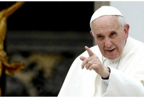 El papa invoca la paz ante terrorismo y guerras en su mensaje de Navidad