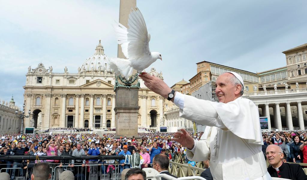 El papa se reunirá con Santos y Uribe para mediar tras acuerdo de paz