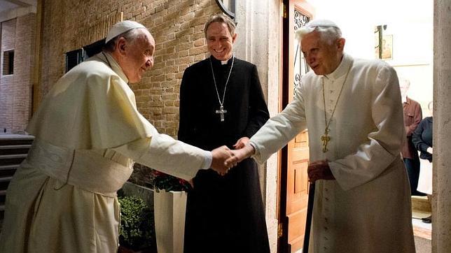 Papa Francisco visitó a Benedicto XVI para felicitarle la Navidad